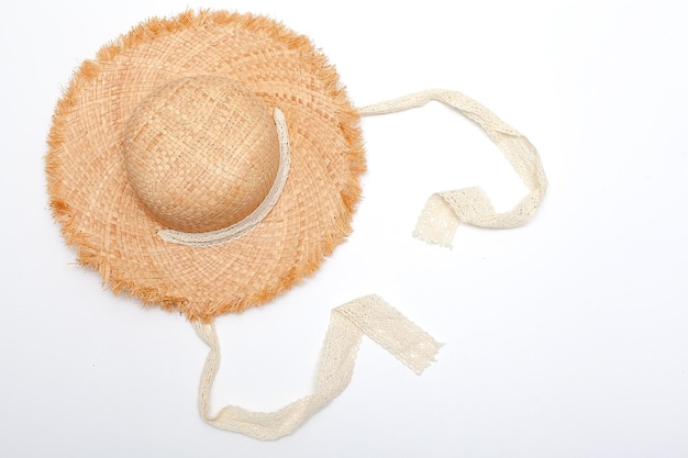 Photo straw hat on a white background traditional object used in the june festivities in brazil known as chapeu de palha