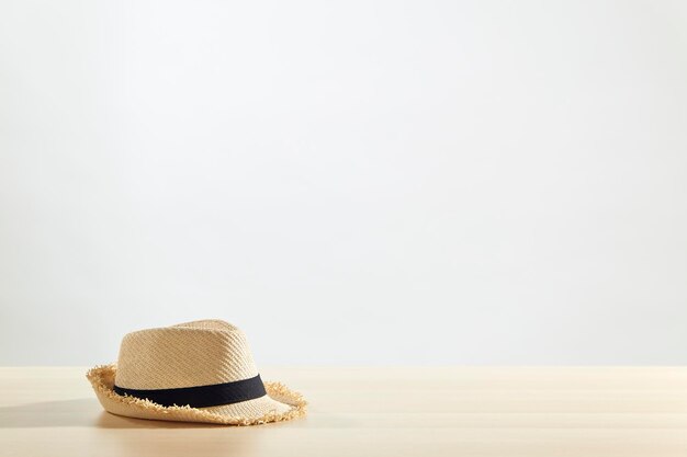 I cappelli di paglia sono posti su un tavolo di legno