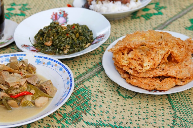 Straw mat met indonesische traditionele gerechten in yogyakarta indonesia