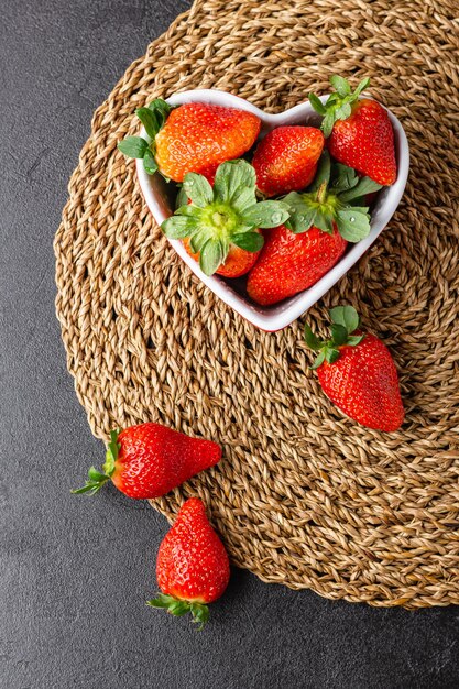 Photo strawberries in heart bowl