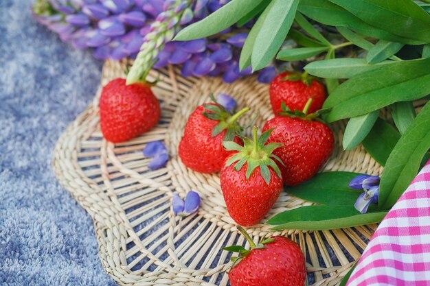 딸기와 루핀 꽃. 여름철 테이블
