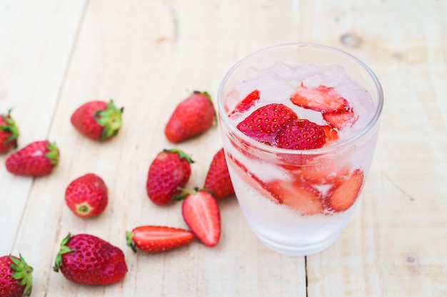 Photo strawberries soda on wood