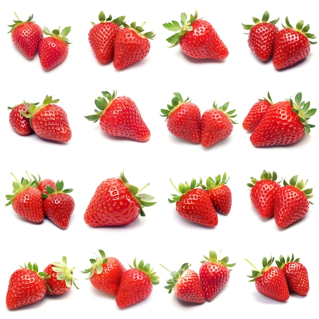 Photo strawberries with leaf isolated on white