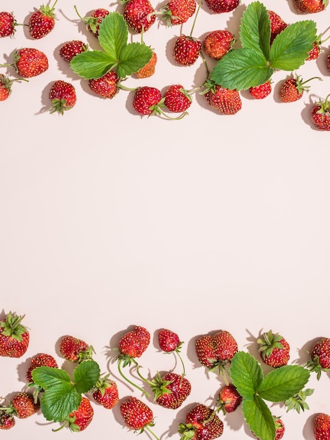 Photo strawberries with leaves. view from above. flat lay summer pattern. powdery background. copy space