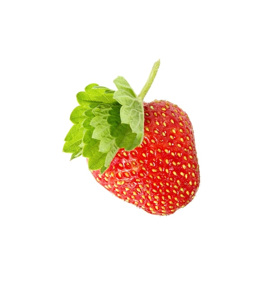 Fragole con foglia di fragola isolati su sfondo bianco.