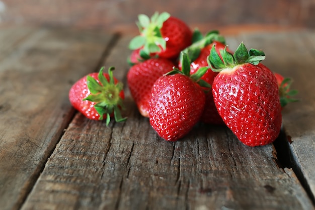 Fragole su uno sfondo di legno