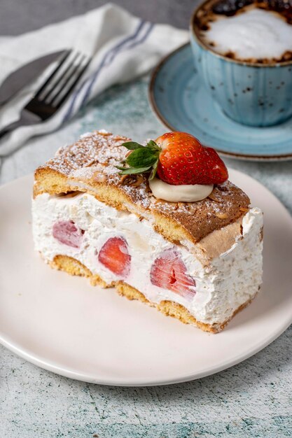 Фото Торт с клубничными и взбитыми сливками торт с ягодами и сливками на тарелке с близким взглядом