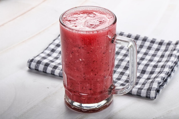 Foto smoothie freddo a fragole e banane