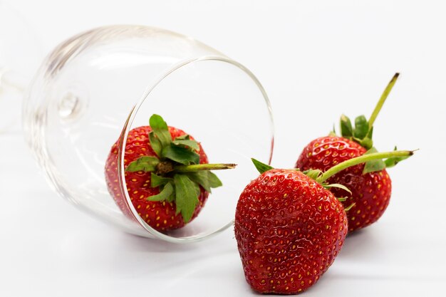 Photo strawberry berries in a glass of wine.