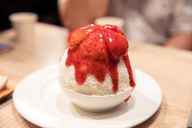 写真 ストロベリー・ビングス (strawberry bingsu) は,ストロベリーズソースと新鮮なストロベリースープで覆われたアイスデザートです.