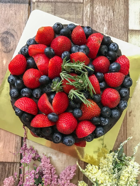 Foto torta di fragole e mirtilli