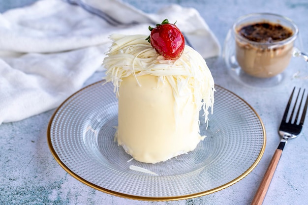 Foto torta di fragole prodotti da forno torta di cioccolato bianca su sfondo grigio da vicino