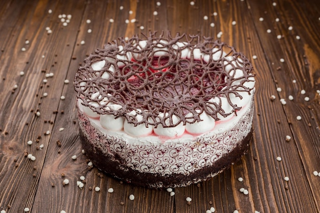 Strawberry Cake-dessert met snoepjes en chocolade op houten achtergrond