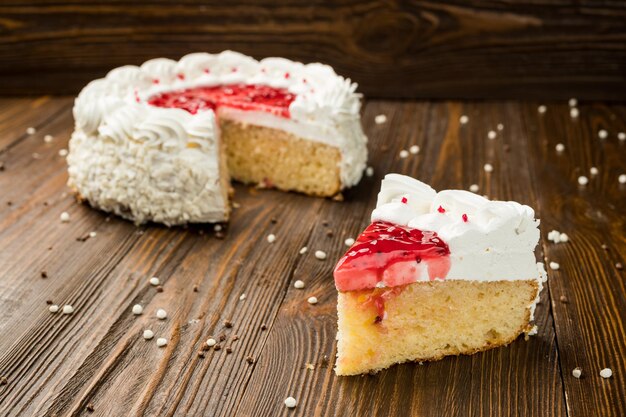 나무 배경에 사탕과 딸기 케이크 디저트