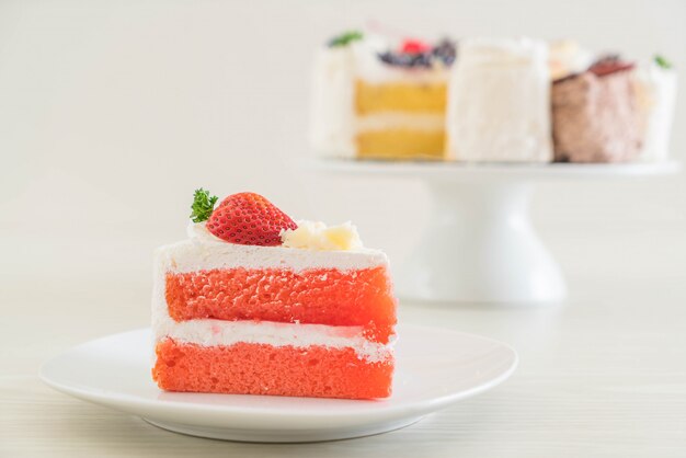 접시에 딸기 케이크