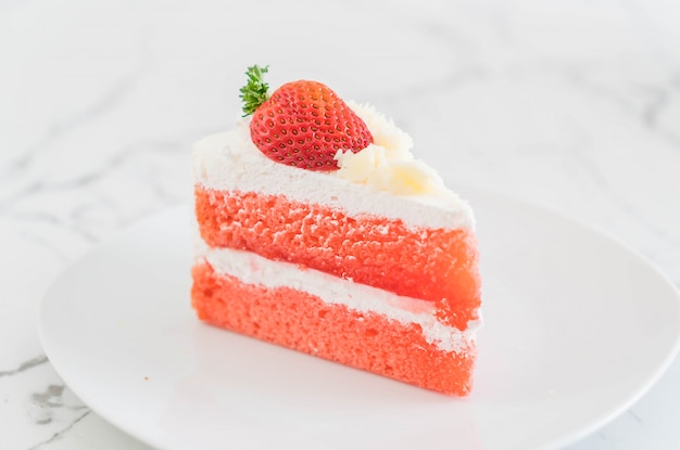 접시에 딸기 케이크