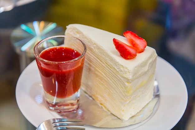 Torta di fragole sul piatto bianco