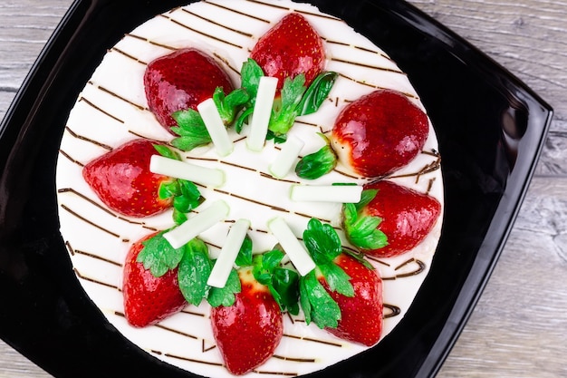 Strawberry cake with vanilla cream