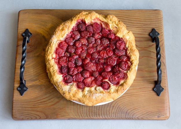 Foto torta di fragole in legno sfondo grigio