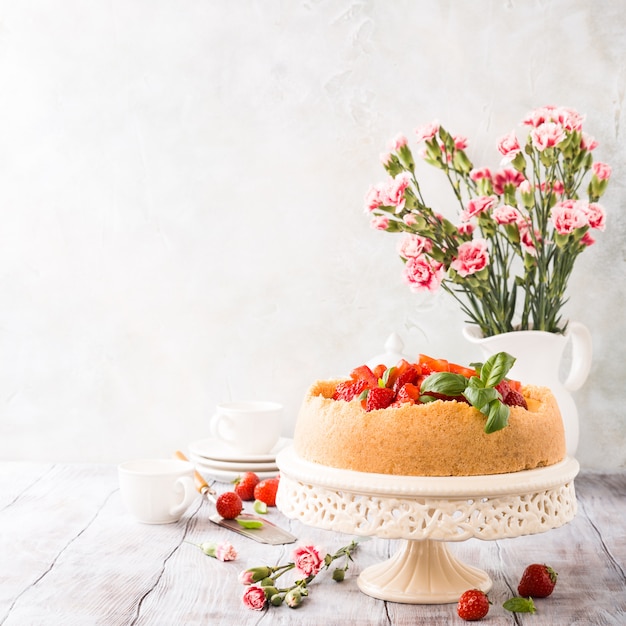 イチゴのチーズケーキと花