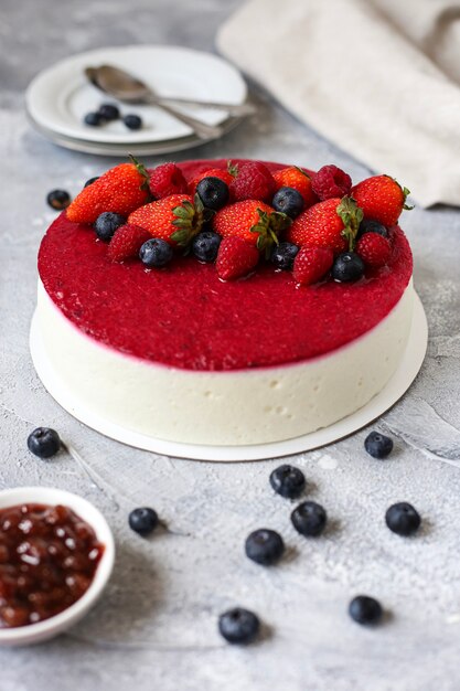 ライトテーブルの上のイチゴのチーズケーキ