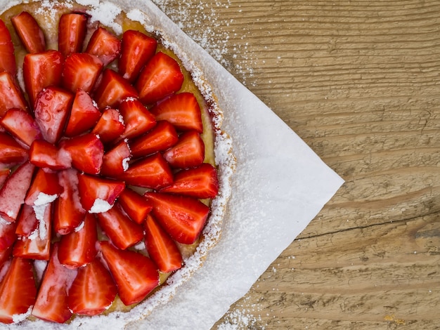 Photo strawberry cheesecake on a wooden surface