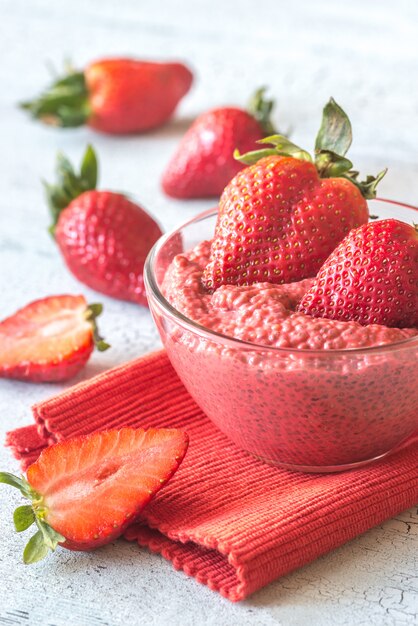 Budino di semi di chia alla fragola