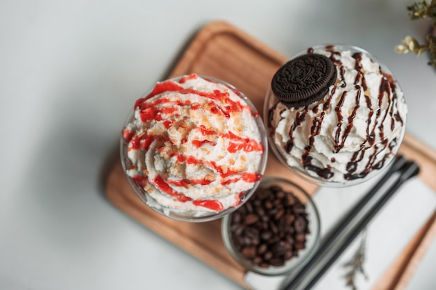 Photo strawberry and chocolate frappe with whipped cream