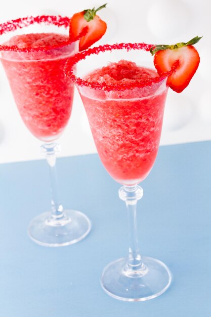 Strawberry daiquiri cocktail met aardbei en limoen als garnering.