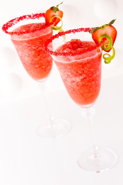 Strawberry daiquiri cocktail met aardbei en limoen als garnering.