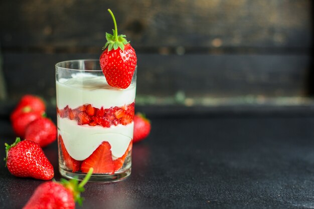 Strati di crema di mascarpone alla crema di dessert alla fragola