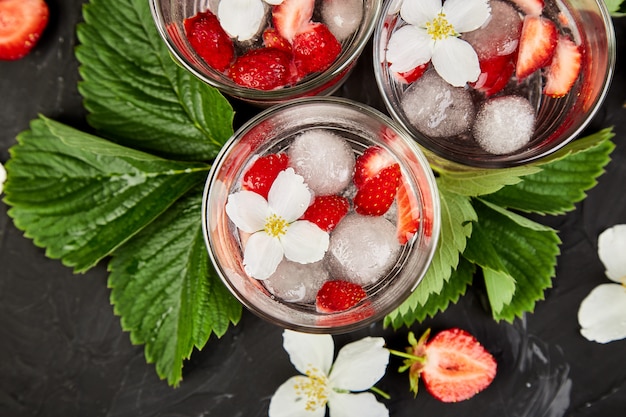 Acqua disintossicante alla fragola con fiore di gelsomino.