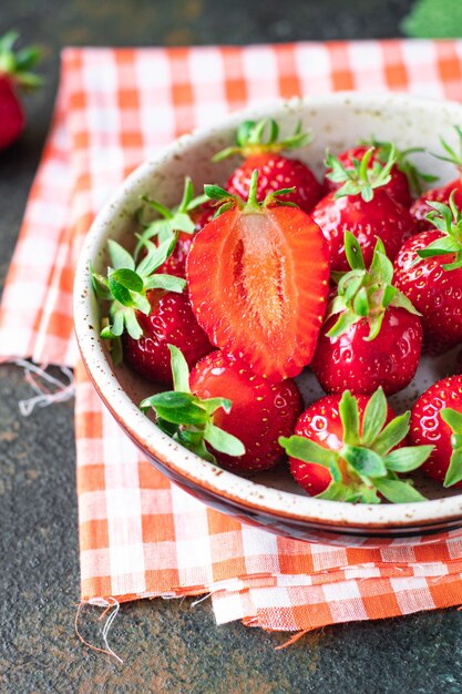 딸기 신선한 육즙 과일 열매 익은 수확 달콤한 디저트 여름 유기농 케토 또는 팔 레오 다이어트
