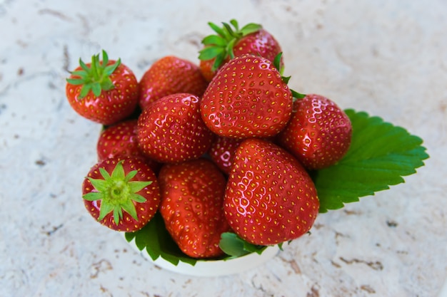 딸기. 신선한 유기농 딸기. 과일 배경입니다.