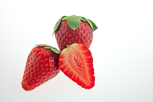 흰색 배경에 분리된 딸기와 딸기 반
