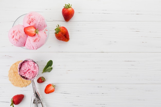 나무 표면에 그릇에 딸기 아이스크림