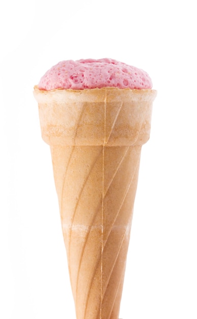 клубничное мороженое в конусе на белом фоне