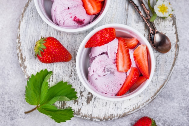 Gelato alla fragola in ciotola bianca