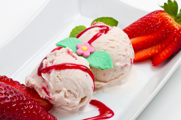 Il gelato alla fragola con i frutti si chiude su