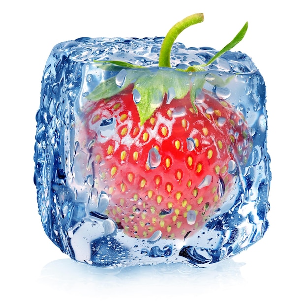 흰색 배경에 고립 된 얼음에 딸기