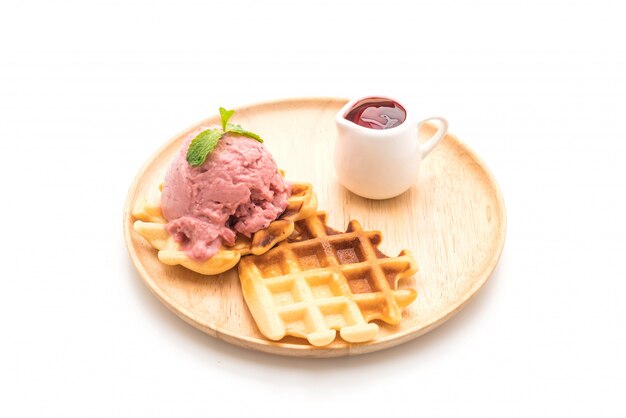 Photo strawberry icecream with waffle