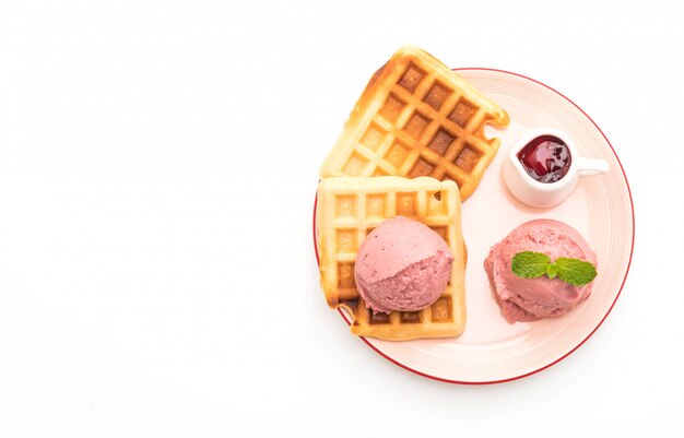 Foto gelato alla fragola con waffle