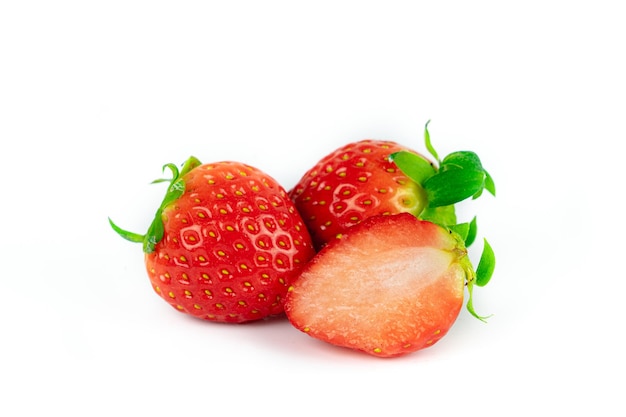 흰색 배경에 고립 된 딸기