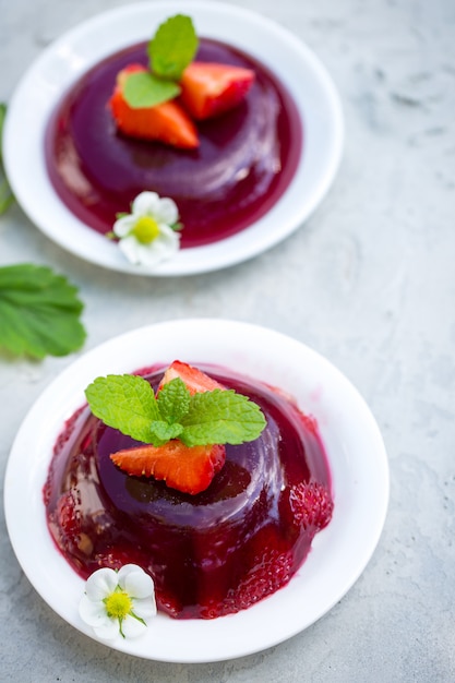 Foto gelatina di fragole con foglie di menta