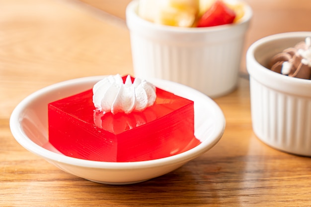 Foto gelatina di fragole con crema bianca