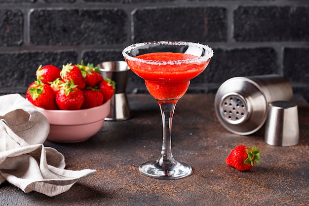 Photo strawberry margarita cocktail in glass