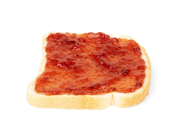 Marmellata di fragole su fetta di pane isolata su bianco