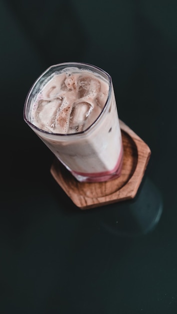 Photo strawberry matcha latte with ice in the glass