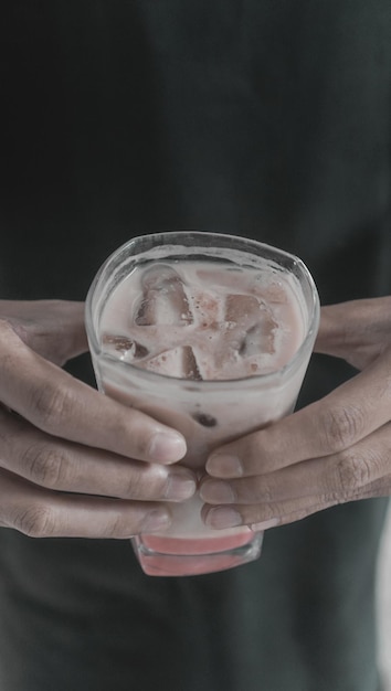клубничный маття латте со льдом в стакане
