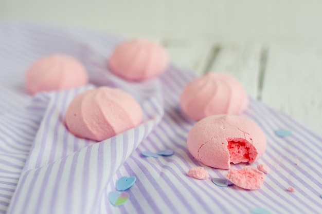 Strawberry meringue cookies